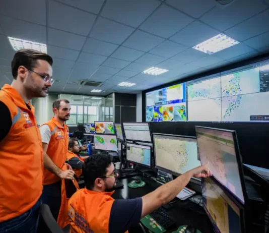 El Niño é confirmado e Defesa Civil amplia ações preventivas em Santa Catarina Equipe da Defesa Civil de Santa Catarina monitora dados meteorológicos e mapas climáticos em centro de operações para acompanhar a evolução do El Niño e emitir alertas preventivos à população.