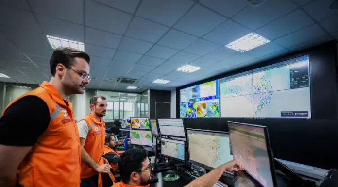 El Niño é confirmado e Defesa Civil amplia ações preventivas em Santa Catarina Equipe da Defesa Civil de Santa Catarina monitora dados meteorológicos e mapas climáticos em centro de operações para acompanhar a evolução do El Niño e emitir alertas preventivos à população.