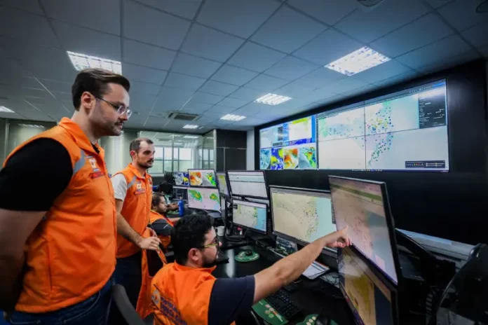 el-nino-defesa-civil-sc Equipe da Defesa Civil de Santa Catarina monitora dados meteorológicos e mapas climáticos em centro de operações para acompanhar a evolução do El Niño e emitir alertas preventivos à população.