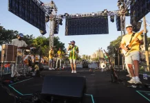 Banda se apresentando no palco da Fan Fest Floripa