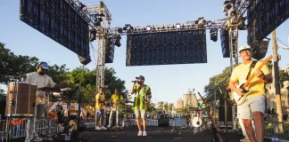Banda se apresentando no palco da Fan Fest Floripa