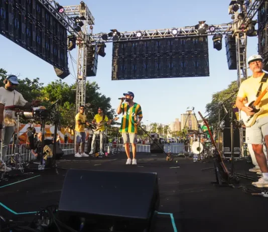 Banda se apresentando no palco da Fan Fest Floripa