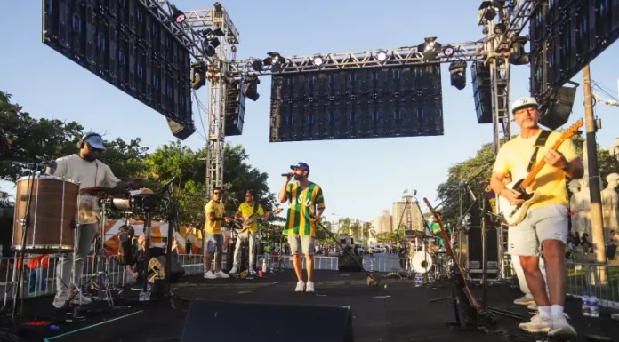 Fan Fest Floripa confirma locais para os próximos jogos do Brasil na Copa do Mundo Banda se apresentando no palco da Fan Fest Floripa
