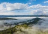 Frio intenso derruba as temperaturas em Santa Catarina até quarta-feira (8) Paisagem de Santa Catarina com tempo firme, nevoeiro sobre os vales e céu parcialmente aberto durante uma manhã de frio intenso.