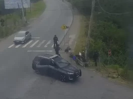 Guarda Municipal prende trio por tentativa de furto de fios em São José Imagem de videomonitoramento na tentativa de furto de fios em São José