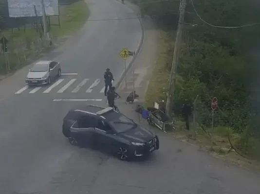 Guarda Municipal prende trio por tentativa de furto de fios em São José Imagem de videomonitoramento na tentativa de furto de fios em São José