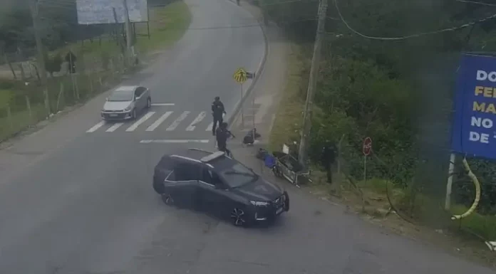 Guarda Municipal prende trio por tentativa de furto de fios em São José Imagem de videomonitoramento na tentativa de furto de fios em São José