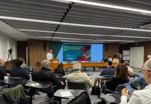 Santa Catarina lança plataforma para rastrear metas de reciclagem e fortalecer logística reversa Pessoas assistindo a apresentação do lançamento da plataforma de logística reversa
