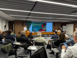 Pessoas assistindo a apresentação do lançamento da plataforma de logística reversa