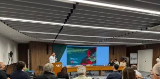 Pessoas assistindo a apresentação do lançamento da plataforma de logística reversa