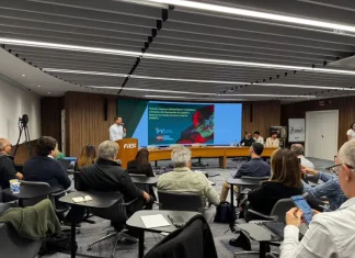 Santa Catarina lança plataforma para rastrear metas de reciclagem e fortalecer logística reversa Pessoas assistindo a apresentação do lançamento da plataforma de logística reversa