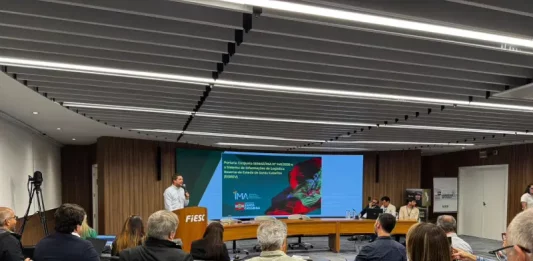 Pessoas assistindo a apresentação do lançamento da plataforma de logística reversa
