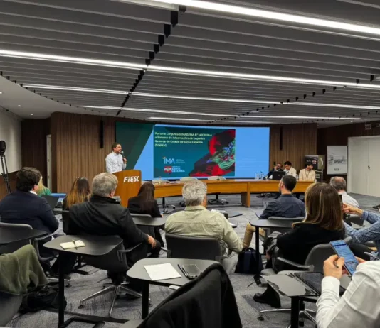 Santa Catarina lança plataforma para rastrear metas de reciclagem e fortalecer logística reversa Pessoas assistindo a apresentação do lançamento da plataforma de logística reversa