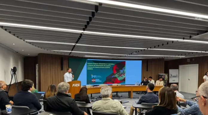 Pessoas assistindo a apresentação do lançamento da plataforma de logística reversa