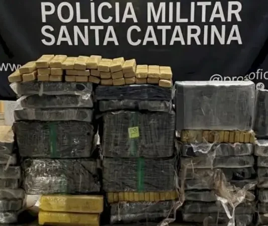 PMSC apreende mais de uma tonelada de maconha no fim de semana Tbletes de maconha apreendidos pela PMSC durante o final de semana
