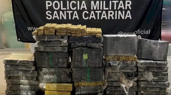 PMSC apreende mais de uma tonelada de maconha no fim de semana Tbletes de maconha apreendidos pela PMSC durante o final de semana
