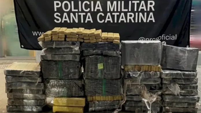 Tbletes de maconha apreendidos pela PMSC durante o final de semana