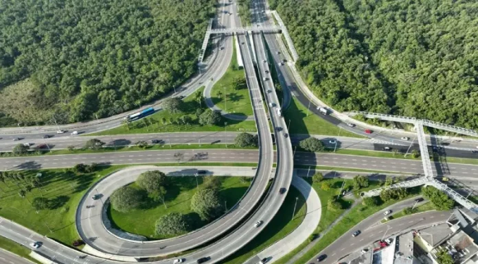 Vista aérea da região onde será construído o novo elevado do CIC, em Florianópolis. A obra vai reorganizar o fluxo entre o Itacorubi e a SC-401 para melhorar a mobilidade e a segurança no trânsito.