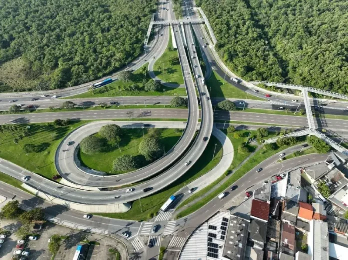 novo-elevado-cic Vista aérea da região onde será construído o novo elevado do CIC, em Florianópolis. A obra vai reorganizar o fluxo entre o Itacorubi e a SC-401 para melhorar a mobilidade e a segurança no trânsito.