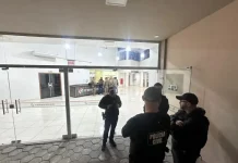 Policiais em batida durante operação contra Organização Criminosa em Florianópolis