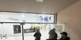 Policiais em batida durante operação contra Organização Criminosa em Florianópolis