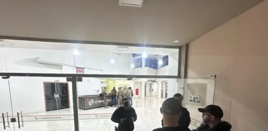 Operação mira núcleo financeiro de organização criminosa em Florianópolis Policiais em batida durante operação contra Organização Criminosa em Florianópolis
