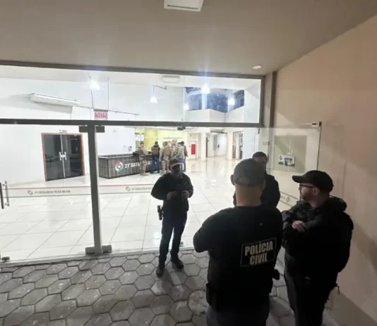 Operação mira núcleo financeiro de organização criminosa em Florianópolis Policiais em batida durante operação contra Organização Criminosa em Florianópolis