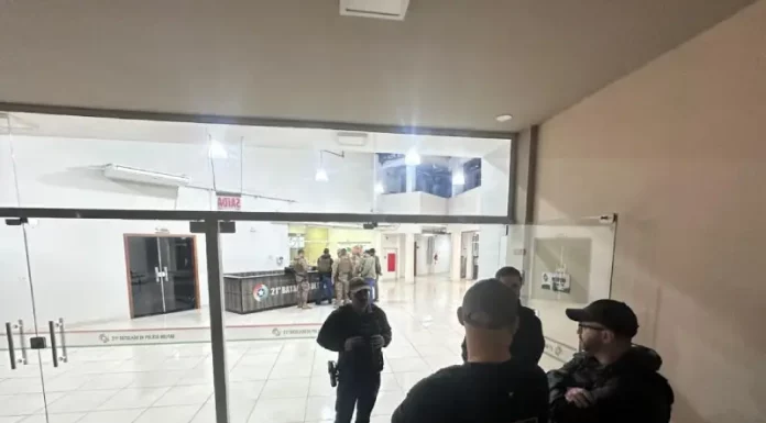 Operação mira núcleo financeiro de organização criminosa em Florianópolis Policiais em batida durante operação contra Organização Criminosa em Florianópolis