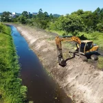 Máquinaas da prefeitura de Florianópolis realizando limpeza nas galerias, como parte do plano de ação em enfrentamento ao El Niño