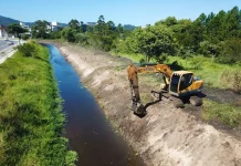 Florianópolis decreta alerta climático e anuncia ações de enfrentamento ao El Niño Máquinaas da prefeitura de Florianópolis realizando limpeza nas galerias, como parte do plano de ação em enfrentamento ao El Niño