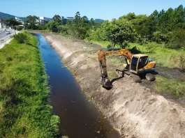 Florianópolis decreta alerta climático e anuncia ações de enfrentamento ao El Niño Máquinaas da prefeitura de Florianópolis realizando limpeza nas galerias, como parte do plano de ação em enfrentamento ao El Niño