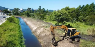 Máquinaas da prefeitura de Florianópolis realizando limpeza nas galerias, como parte do plano de ação em enfrentamento ao El Niño
