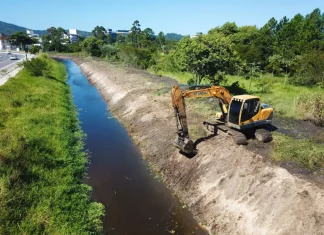 Florianópolis decreta alerta climático e anuncia ações de enfrentamento ao El Niño Máquinaas da prefeitura de Florianópolis realizando limpeza nas galerias, como parte do plano de ação em enfrentamento ao El Niño
