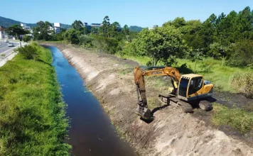 Florianópolis decreta alerta climático e anuncia ações de enfrentamento ao El Niño Máquinaas da prefeitura de Florianópolis realizando limpeza nas galerias, como parte do plano de ação em enfrentamento ao El Niño