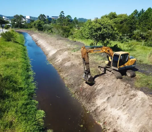Florianópolis decreta alerta climático e anuncia ações de enfrentamento ao El Niño Máquinaas da prefeitura de Florianópolis realizando limpeza nas galerias, como parte do plano de ação em enfrentamento ao El Niño