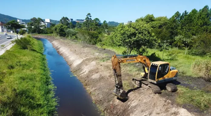 Florianópolis decreta alerta climático e anuncia ações de enfrentamento ao El Niño Máquinaas da prefeitura de Florianópolis realizando limpeza nas galerias, como parte do plano de ação em enfrentamento ao El Niño