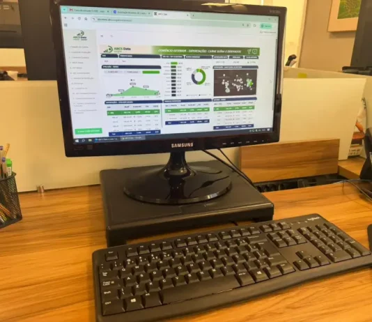 Foro de uma tela de computador aberta na página da plataforma de inteligência de mercado da suinocultura