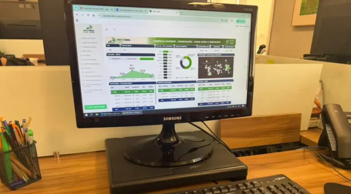 Santa Catarina recebe lançamento de plataforma de inteligência de mercado para suinocultura Foro de uma tela de computador aberta na página da plataforma de inteligência de mercado da suinocultura
