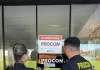 Procon de Florianópolis interdita pet shop no Campeche por irregularidades Agentes do procon de Florianópolis colocando placa de interdição em Pet Shop