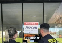 Procon de Florianópolis interdita pet shop no Campeche por irregularidades Agentes do procon de Florianópolis colocando placa de interdição em Pet Shop