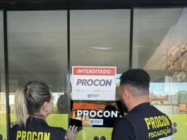 Procon de Florianópolis interdita pet shop no Campeche por irregularidades Agentes do procon de Florianópolis colocando placa de interdição em Pet Shop