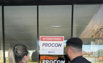 Procon de Florianópolis interdita pet shop no Campeche por irregularidades Agentes do procon de Florianópolis colocando placa de interdição em Pet Shop