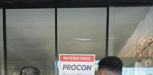 Procon de Florianópolis interdita pet shop no Campeche por irregularidades Agentes do procon de Florianópolis colocando placa de interdição em Pet Shop