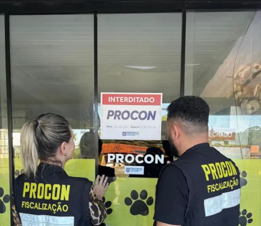 Procon de Florianópolis interdita pet shop no Campeche por irregularidades Agentes do procon de Florianópolis colocando placa de interdição em Pet Shop