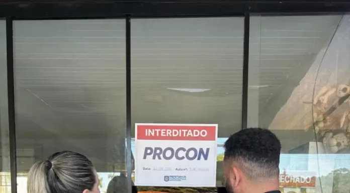 Procon de Florianópolis interdita pet shop no Campeche por irregularidades Agentes do procon de Florianópolis colocando placa de interdição em Pet Shop