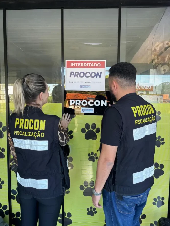 procon-de-florianopolis Agentes do procon de Florianópolis colocando placa de interdição em Pet Shop