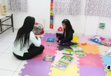 São José abre chamada pública para contratação de professores de Educação Especial Professora de educação especial com aluna em sala de aula, simbolizando a chamada pública para professores de educação especial
