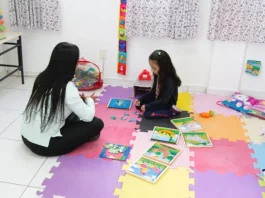 São José abre chamada pública para contratação de professores de Educação Especial Professora de educação especial com aluna em sala de aula, simbolizando a chamada pública para professores de educação especial