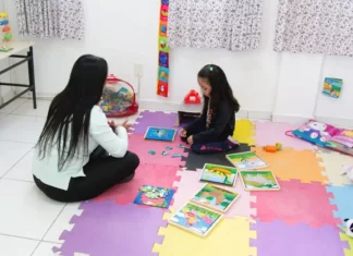 São José abre chamada pública para contratação de professores de Educação Especial Professora de educação especial com aluna em sala de aula, simbolizando a chamada pública para professores de educação especial