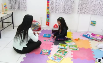 São José abre chamada pública para contratação de professores de Educação Especial Professora de educação especial com aluna em sala de aula, simbolizando a chamada pública para professores de educação especial